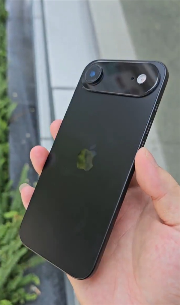 5.5mm史上薄蘋果手機！iPhone 17 Air新機模上手