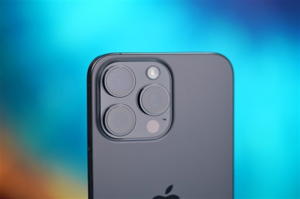 你注意過沒！iPhone攝像頭旁邊竟然有個小孔：作用揭秘